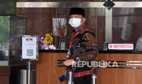 Ketua Komisi VIII DPR Yandri Susanto tiba untuk menjalani pemeriksaan di Gedung Merah Putih KPK, Jakarta, Selasa (30/3/2021). KPK memeriksa Yandri Susanto sebagai saksi bagi tersangka Pejabat Pembuat Komitmen (PPK) di Kementerian Sosial Matheus Joko Santoso dalam penyidikan kasus dugaan suap pengadaan bansos untuk wilayah Jabodetabek tahun 2020. 