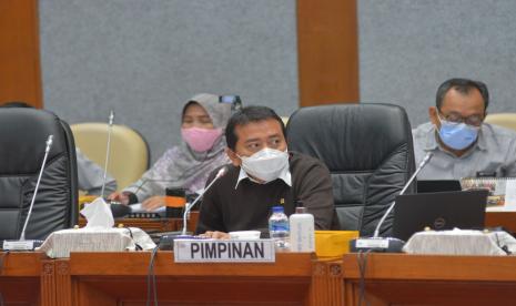 Ketua Komisi X DPR RI Syaiful Huda (bermasker putih).