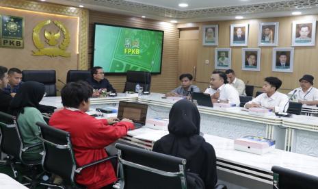 Ketua Komisi X DPR RI Syaiful Huda menerima mahasiswa korban pemotongan kuota KJMU, di Ruang Fraksi PKB, Kompleks Parlemen, Jakarta, Senin (22/7/2024).