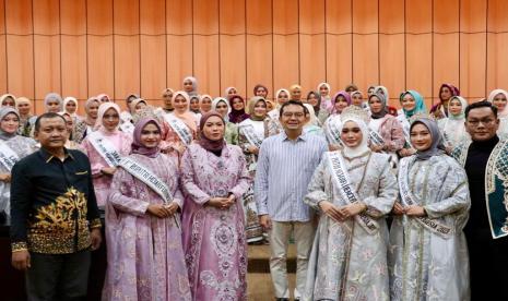 Ketua Komisi X DPR RI Syaiful Huda (tengah) saat menerima finalis Putri Hijabfluencer 2022, di Kompleks Parlemen, Jakarta, Kamis (24/11/2022). Event pemilihan Putri Hijabfluencer seperti ini dinilai menjadi salah satu upaya penguatan ekosistem industri halal terutama di bidang fashion.