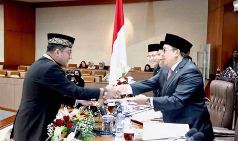 Ketua Komisi X DPR RI Teuku Riefky Harsya berjabat tangan dengan Wakil Ketua DPR Fadli Zon 