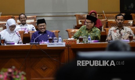 Ketua Komisi Yudisial (KY) Aidul Fitriciada Azhari (kedua kiri), didampingi komisioner KY saat mengikuti Rapat Dengar Pendapat (RDP) dengan Komisi III DPR di Kompleks Parlemen, Senayan, Jakarta, Selasa (29/8).