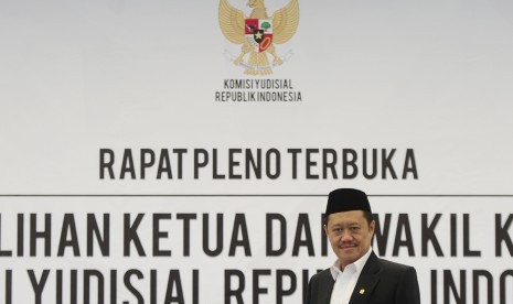 Ketua Komisi Yudisial (KY) terpilih Aidul Fitriciada Azhari berpose usai mengikuti rapat pleno terbuka pemilihan ketua KY di Gedung Komisi Yudisial, Jakarta, Jumat (26/2).