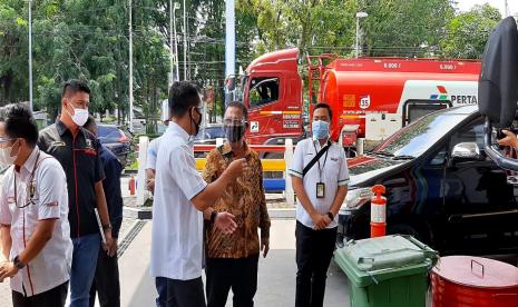 Ketua komite BPH Migas Henry Ahmad didampingi SAM Pertamina Sumatera Barat I Made Wira Pramarta dan serta pengurus Hiswana Migas. Memberikan sosialisasi dan praktek tata cara pengisian pada sektor pengguna di   SPBU 11 251 502. Coco Jl. S Parman Ulak Karang, Kota padang, (3/9). 