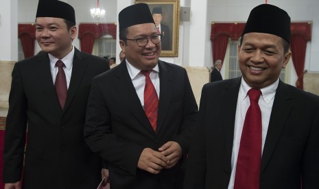 Ketua Komite Ekonomi dan Industri Nasional (KEIN) Soetrisno Bachir (kanan), Wakil Ketua KEIN Arif Budimanta (tengah) dan Kepala Badan Restorasi Gambut (BRG) Nazir Foead (kiri) bergegas usai mengikuti pelantikan yang dipimpin Presiden Joko Widodo di Istana 