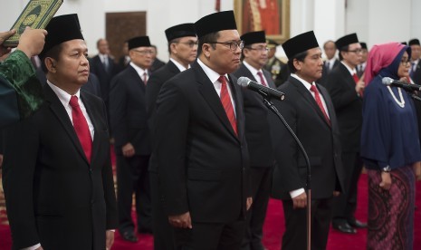 Ketua Komite Ekonomi dan Industri Nasional (KEIN) Soetrisno Bachir (kiri) dan Wakil Ketua KEIN Arif Budimanta (kedua kiri) beserta anggota KEIN lainnya mengucapkan sumpah jabatan yang dipimpin oleh Presiden Joko Widodo di Istana Negara, Jakarta, Rabu (20/1