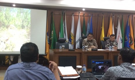 Ketua Komite II DPD RI Parlindungan Purba bersama Senator dari Provinsi Bangka Belitung mengadakan rapat bersama camat dan beberapa kepala desa di Kabupaten Belitung.