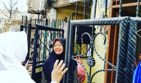 Ketua Komite III DPD RI, Fahira Idris (kerudung putih) sedang mendengarkan cerita Rika, pemilik rumah yang selamat dari kebakaran di Krukut, Taman Sari, Jakarta Barat, Kamis (1/2).