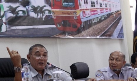 Ketua Komite Nasional Keselamatan Transportasi (KNKT) Tatang Kurniadi (kiri).