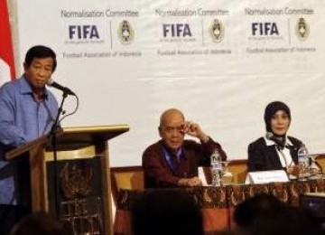 Ketua Komite Normalisasi, Agum Gumelar (kiri), memimpin pertemuan dengan perwakilan pemilik hak suara PSSI di Jakarta, Kamis (14/4).