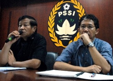 Ketua Komite Normalisasi PSSI Agum Gumelar (kiri) didampingi pejabat sekjen PSSI, Joko Driyono.