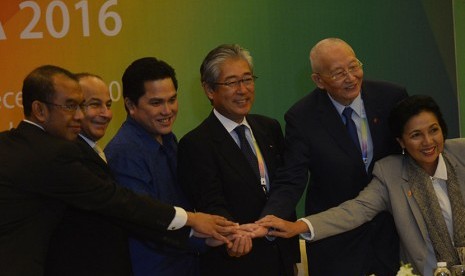 Ketua Komite Olimpiade Indonesia (KOI) Erick Thohir (ketiga kiri) bersama Ketua Coordination Committee Meeting (Coorcomm) Dewan Olimpiade Asia (OCA) Tsunekazu Takeda (ketiga kanan), Deputi Bidang Peningkatan Prestasi Olahraga Kemenpora Gatot S Dewa Broto (