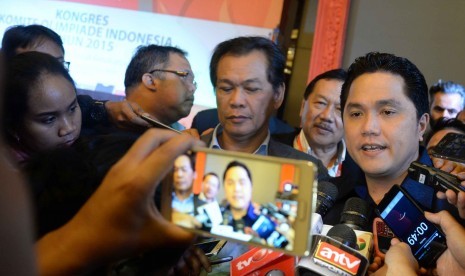 Ketua Komite Olimpiade Indonesia (KOI) terpilih Erick Thohir memberi keterangan kepada wartawan usai terpilih meenjadi Ketum KOI di Jakarta, Sabtu (31/10) malam. 