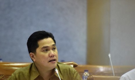 Ketua Komite Olimpiade Indonesia (KOI) yang juga Ketua Indonesia Asian Games Organizing Committee (INASGOC) Erick Thohir mengikuti rapat dengar pendapat dengan Komisi X DPR di Kompleks Parlemen Senayan, Jakarta, Senin (27/3). 