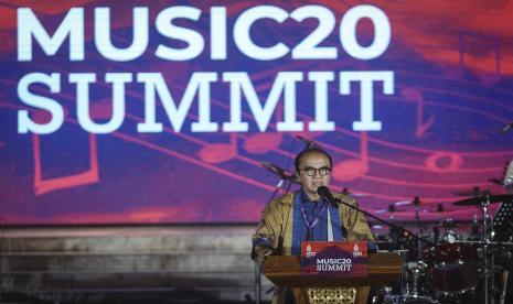 Ketua Komite Pelaksana M20 Tantowi Yahya menyampaikan kata sambutan pada Music20 Concert di Taman Mini Indonesia Indah (TMII), Jakarta, Selasa (1/11/2022). Music20 Concert merupakan acara pendamping dari Presidensi G20 yang dimeriahkan sejumlah musisi papan atas tanah air seperti Iwan Fals, Slank, Kahitna, Once, Dira Sugandi dan Isyana X DeadSquad.