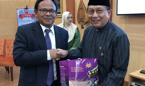 Ketua Komite Pembangunan Universitas Islam Internasional Indonesia (UIII) Komaruddin Hidayat (kiri) berjabat tangan dengan Presiden Universitas Islam Antar Bangsa Malaysia (UIIM) Tan Sri Rais Yatim (kanan) di Kampus Universitas Islam Antar Bangsa Malaysia,