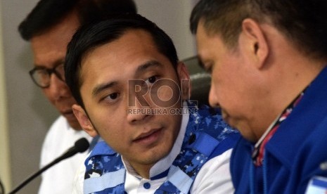 Ketua Komite Pemenangan Pemilu Edhie Baskoro Yudhoyono (Ibas),berbincang bersama Sekretaris Jenderal Partai Demokrat Hinca Pandjaitan saat memberikan keterangan pers terkait pilkada serentak di kantor DPP Partai Demokrat, Jakarta, Rabu (9/12). 