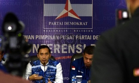 Ketua Komite Pemenangan Pemilu Edhie Baskoro Yudhoyono (Ibas) (kiri) bersama Sekjen Partai Demokrat Hinca Pandjaitan (kanan) memberikan keterangan pers terkait pilkada serentak di kantor DPP Partai Demokrat, Jakarta, Rabu (9/12). 