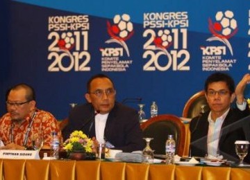 Ketua Komite Penyelamat Sepakbola Indonesia (KPSI), Tonny Apriliani (Tengah), memimpin Kongres PSSI-KPSI di Jakarta pada Ahad (5/2). 