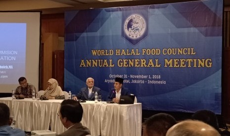 Ketua Komite Syariah World Halal Food Council (WHFC) Asrorun Niam Sholeh memaparkan tentang fatwa-fatwa kontemporer yang dihasilkan selama 2018 di hadapan peserta Annual General Meeting WHFC di Jakarta, Rabu (31/10).