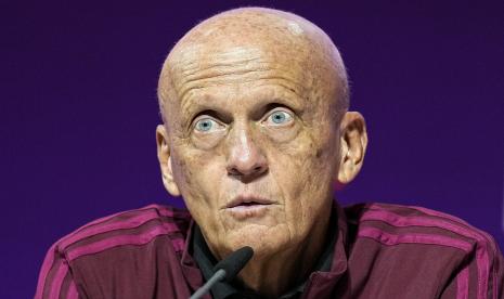 Ketua komite wasit FIFA Pierluigi Collina, tengah, berbicara kepada media pada konferensi pers wasit FIFA di media center Piala Dunia di Doha, Qatar, Jumat, 18 November 2022.