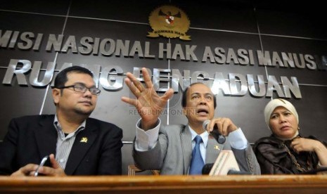 Ketua Komnas HAM Hafid Abbas (tengah), Koordinator Pemantauan Pilpres Komnas HAM Maneger Nasution (kiri) dan anggota Komnas HAM Richatul Aswidah memberikan keterangan pers terkait hasil pemantauan persiapan Pilpres 2014-2019 di Jakarta, Rabu (2/7). (Republ