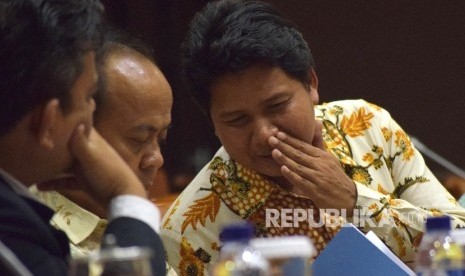 Ketua Komnas HAM M Imdadun Rahmat (kanan) berbincang bersama Komisioner Komnas HAM Hafid Abbas (tengah) saat rapat dengan Komisi III DPR terkait kasus Siyono di Kompleks Parlemen, Senayan, Jakarta, Selasa (12/4).(Republika/Rakhmawaty La'lang)