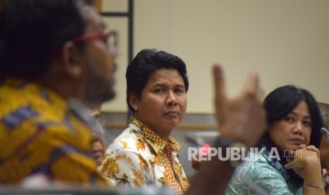 Ketua Komnas HAM M Imdadun Rahmat (tengah) didampingi oleh Komisioner Komnas HAM Siane Indriani (kanan),menyimak pernyataan Korrdinator Kontras, Haris Azhar (kiri) saat mengikuti Rapat Dengar Pendapat Umum (RDPU) dengan Komisi III terkait kasus terduga ter