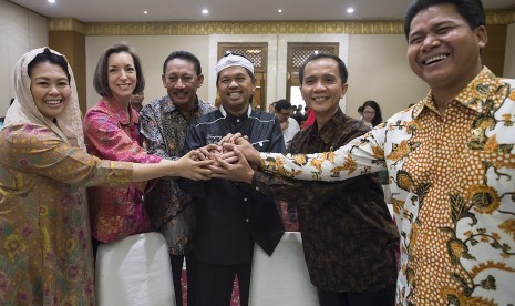 Ketua Komnas HAM Nur Kholis (kedua kanan) berfoto bersama Bupati Purwakarta Dedi Mulyadi (tengah), Walikota Kupang Jonas Salean (ketiga kiri), Direktur The Wahid Institute Yenny Wahid (kiri) Pelapor Khusus Kebebasan Beragama dan Berkeyakinan, Selasa(23/2)