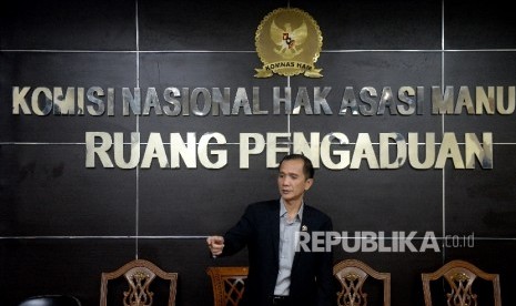  Ketua Komnas HAM Nur Kholis memasuki ruangan konferensi pers di Gedung Komnas Ham, Jakarta, Selasa (6/6). 