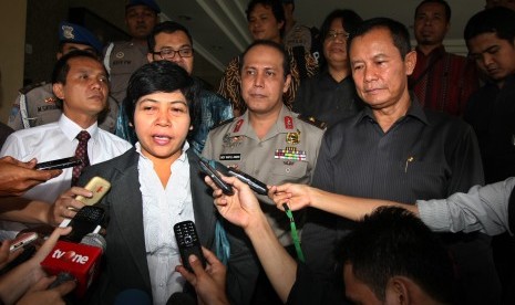 Ketua Komnas HAM Siti Noor Laila (tengah) didampingi anggota Nur Kholis (kiri) dan Kabareskrim Polri Komisaris Jenderal (Pol) Sutarman (kanan) dan Kepala Biro Penerangan Masyarakat Polri Brigadir Jenderal (Pol) Boy Rafli Amar (kedua kanan) 