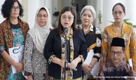 Ketua Komnas Perempuan Andy Yentriyani (tengah).