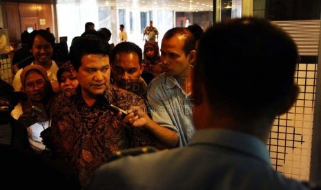 Ketua Komsi Pemilihan Umum (KPU) Husni Kamil Manik menjawab pertanyaan wartawan saat akan mengikuti rapat dengan DPR di Kompleks Parlemen Senayan,Jakarta, Senin (25/8).(Republika/ Tahta Aidilla)