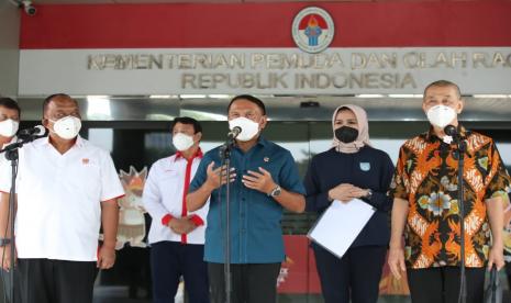 Ketua KONI Pusat Marciano Norman (kiri) dalam konferensi pers rapat koordinasi penyelenggaraan kompetisi IBL 2021 di Gedung Kemenpora di Jakarta, Kamis (25/2).