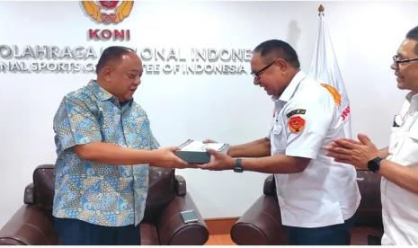 Ketua KONI Pusat Marciano Norman (kiri) saat menerima kunjungan KONI NTB-NTT yang menyerahkan rancangan PON 2028 di Kantor Komite Olahraga Nasional Indonesia (KONI) Pusat Senayan, Jakarta, Jumat (03/11/2023). 