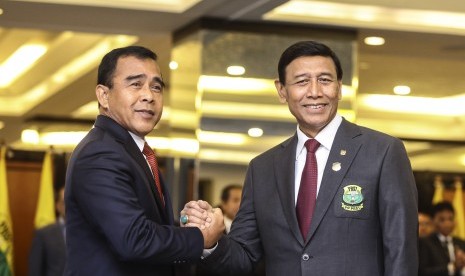 Ketua KONI Pusat Tono Suratman (kiri) berjabat tangan dengan Ketua Umum PP PBSI Wiranto (kanan) pada upacara pelantikan pengurus PP PBSI Masa bakti 2016-2020 di Jakarta, Kamis (19/1).