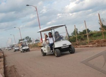 Ketua KONI sekaligus Ketua Inasoc daerah, Muddai Maddang, mencoba golf car dengan mengitari kawasan Jakabaring Sport City Palembang Sabtu (5/11) .