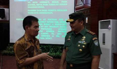 Ketua Kontak Tani dan Nelayan Andalan (KTNA) Indonesia Winarno Tohir (kiri) berbincang dengan Panglima Kodam Iskandar Muda Mayjen TNI M Fachrudin di arena Rembug Utama Pekan Nasional (Penas) XV di Banda Aceh, Provinsi Aceh, Jumat (5/5). Sekitar 35 ribu petani dan nelayan dari seluruh penjuru Nusantara berkumpul di Aceh untuk mengikuti kegiatan Penas yang akan berlangsung sampai Kamis (11/5).