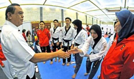 Ketua Kontingen Asian Games Indonesia Syafruddin memberikan semangat pada atlet-atlet taekwondo Indonesia yang akan bertanding di nomor poomsae di Jakarta Convention Center, Ahad (19/8). 