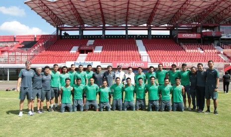 Ketua Kontingen atau Chef de Mission (CdM) Kontingen Indonesia, Komjen Pol Syafruddin  meninjau pemusatan latihan Timnas U-23 di Bali, Selasa (24/7).