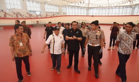 Ketua Kontingen (Chief de Mission/CdM) Indonesia untuk Asian Games 2018 Komjen Pol Syafruddin (tengah) didampingi Kepala Korps Lalu Lintas Polri Irjen Royke Lumowa (kedua kanan) meninjau venue balap sepeda di Jakarta International Velodrome, Rawamangun, Jakarta, Jumat (13/7).