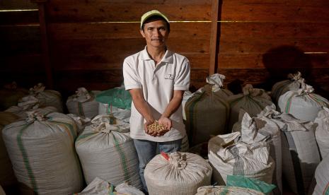 Ketua Koperasi Petani Kopi Benteng Alla Ir. Patola 