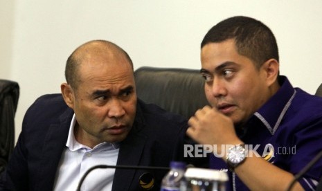 Ketua Korwil Partai Nasdem DKI Jakarta Viktor Leiskodat (kiri), berbincang bersama Sekretaris DPW Partai Nasdem DKI Wibi Andrino (kanan). 