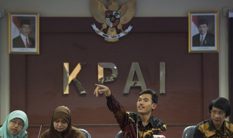  Ketua KPAI Asrorun (kedua kanan) bersama Ketua Pembina Satuan Tugas Perlindungan Anak Indonesia Seto Mulyadi (kanan), bersama Sekjen KPAI Rita Pranawati (kiri) dan Komisioner KPAI Bidang Hukum Putu Elvina dalam diskusi bersama Jaringan Perlindungan Anak, 