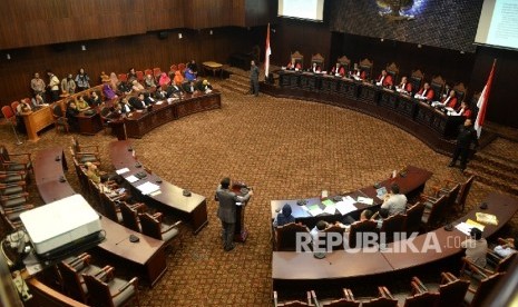 Ketua KPAI Asrorun Niam Sholeh memberikan keterangan di depan majelis hakim konstitusi pada sidang lanjutan judicial riview KUHP pasal 284, 285, dan 292 di Mahkamah Konstitusi, Jakarta, Selasa (23/8).