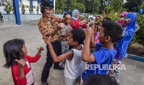 Ketua KPAI Seto Mulyadi atau Kak Seto mengajak bermain anak-anak. Ilustrasi