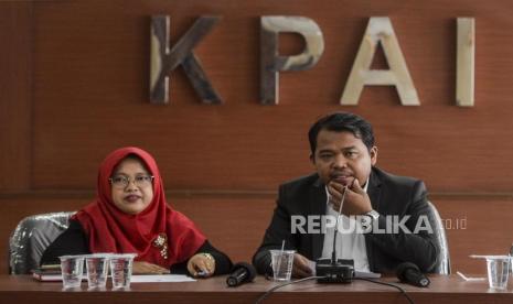 Ketua KPAI Susanto (kanan) dan Wakil Ketua KPAI Rita Pranawati (kiri) memberikan keterangan kepada wartawan saat konferensi pers di Kantor KPAI, Jakarta, Selasa (25/2).