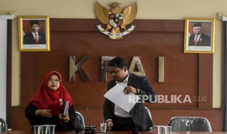 Ketua KPAI Susanto (kanan) dan Wakil Ketua KPAI Rita Pranawati (kiri) bersiap memberikan keterangan kepada wartawan saat konferensi pers di Kantor KPAI, Jakarta, Selasa (25/2).