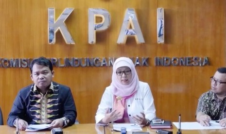 Ketua KPAI, Susanto (Kiri)