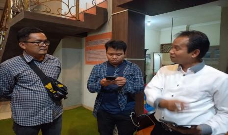 Ketua KPAID Kabupaten Tasikmalaya, Ato Rinanto, menunjukkan video perundungan yang terjadi di salah satu wilayah kecamatan Kabupaten Tasikmalaya, kepada wartawan, di Kantor KPAID Kabupaten Tasikmalaya, Jumat (22/7/2022). KPAID Tasikmalaya sebut keluarga korban perundungan diduga mendapat tekanan.